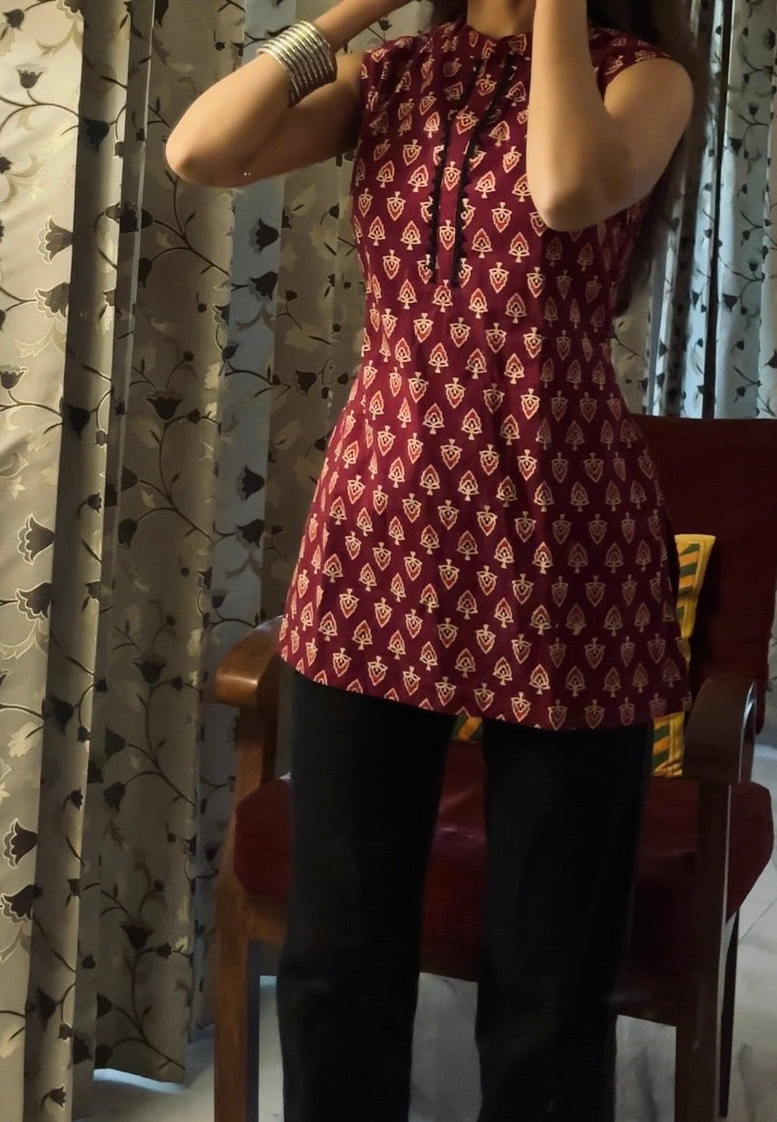 PARO SLEEVELESS SHORT KURTI