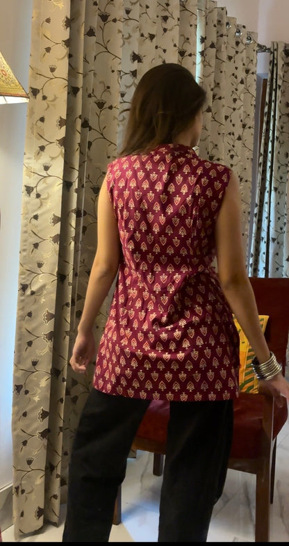 PARO SLEEVELESS SHORT KURTI