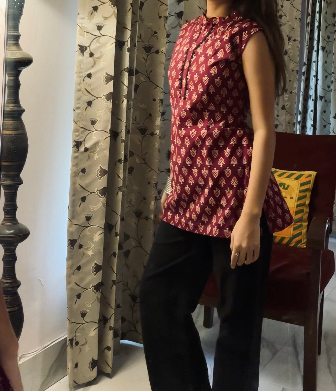 PARO SLEEVELESS SHORT KURTI