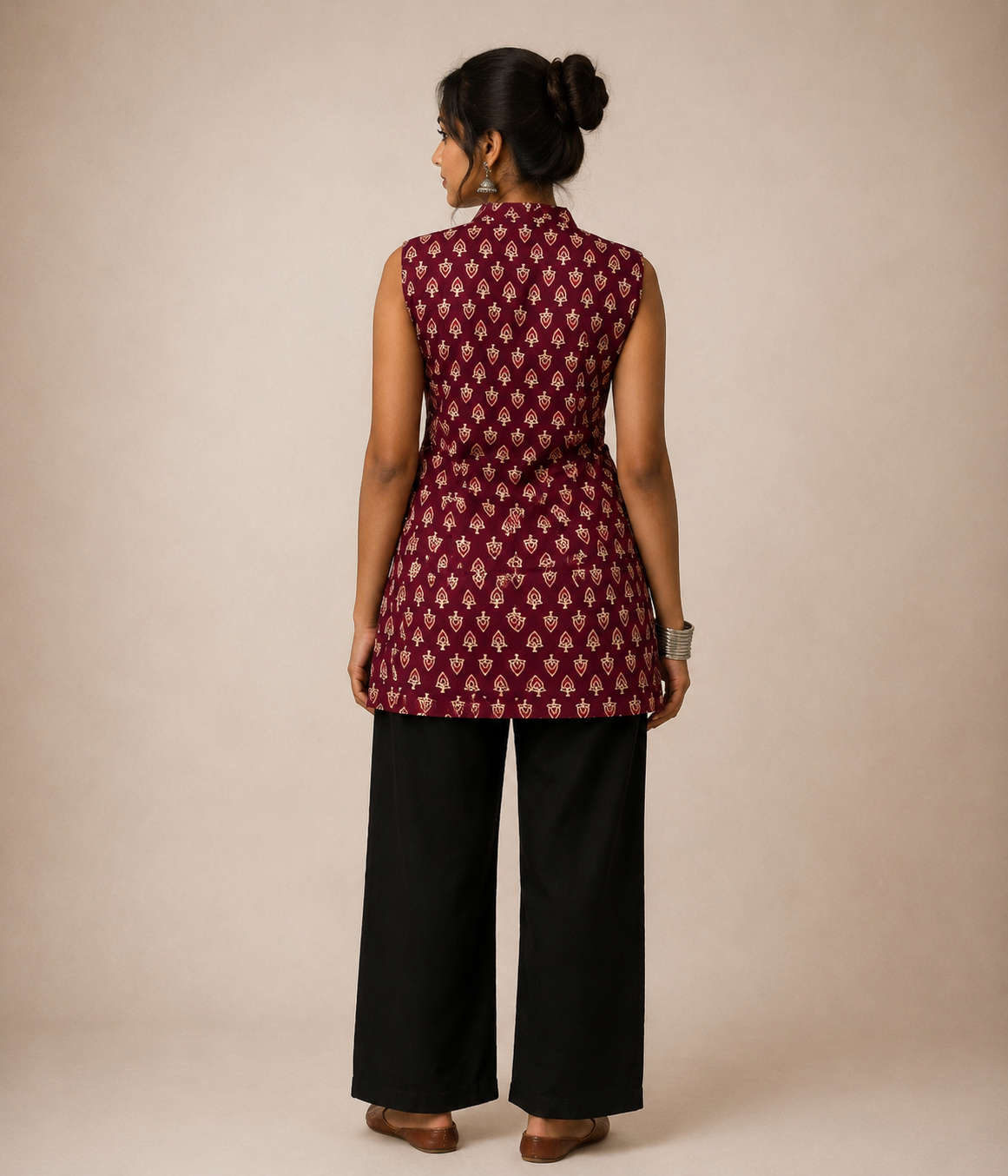 PARO SLEEVELESS SHORT KURTI