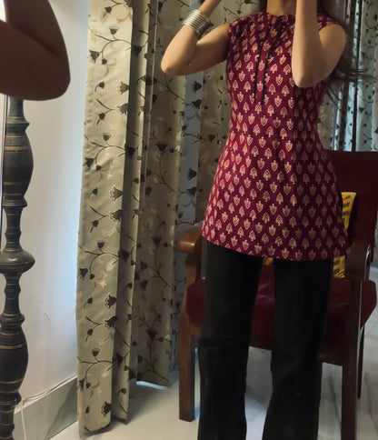 PARO SLEEVELESS SHORT KURTI